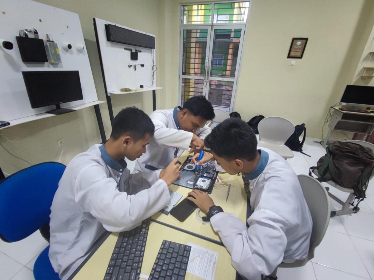 TJKT Aksi Nyata: Siswa Unggul SMK Muhammadiyah 2 Palembang Lakukan Servis dan Maintenance Laptop