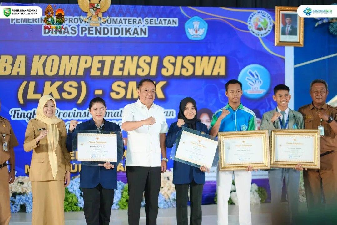 Semarak Pembukaan LKS SMK Tingkat Provinsi Sumsel 2026 di SMKN 2 Palembang: Siswa Berprestasi SMK Silber Raih Penghargaan Bergengsi dari Gubernur